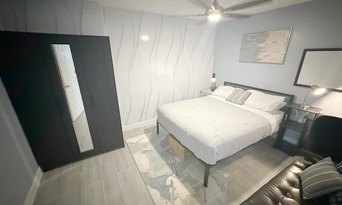Golden Gate Apartment | Private Study in Naples