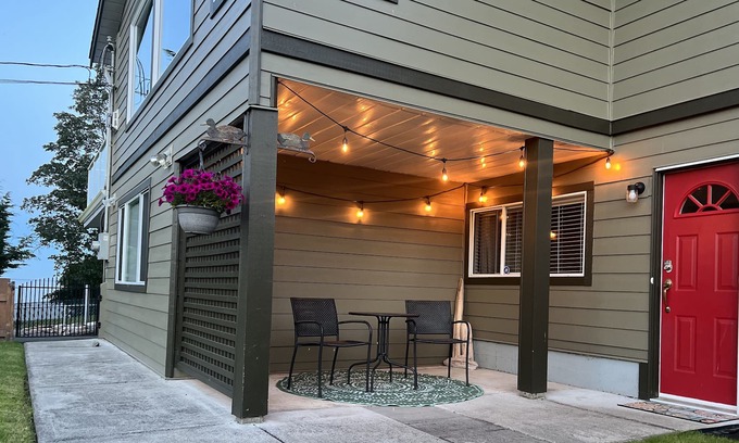 Regional District of Nanaimo House | Private suite w/ kitchen - 2 minutes from the beach