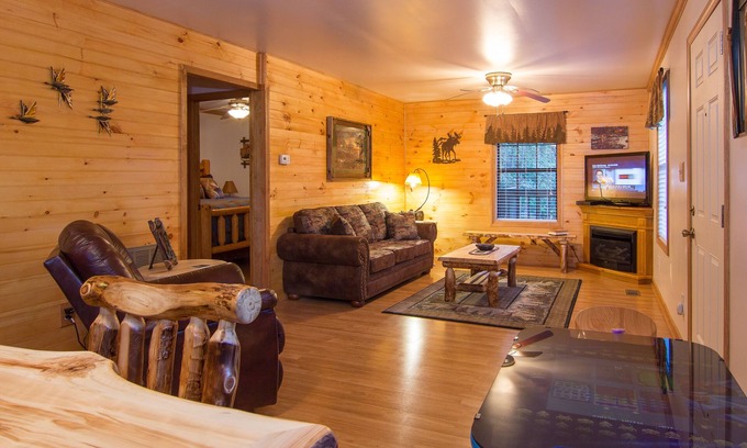 Gatlinburg - Pigeon Forge Cabin | Private, Super Fast WiFi Free, NFL Sunday, VideoArcade, Fishing & 2 Pools, Gated