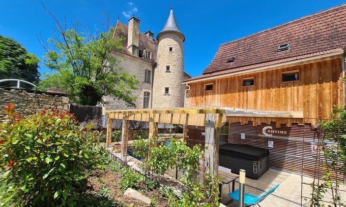 Daglan Apartment | Private terrace, jacuzzi and garden, with restaurants and shops on the doorstep.