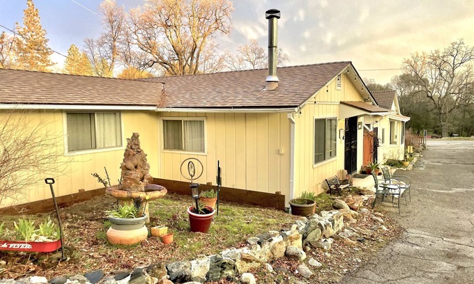 Ahwahnee Cottage | Private two bedroom cottage off Historic Highway 49.