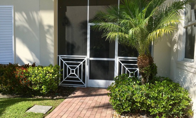 Fort Pierce House | PRIVATE DETACHED GUEST HOUSE 2 MINUTE WALK TO BEACH, SURROUNDED BY NATURE.