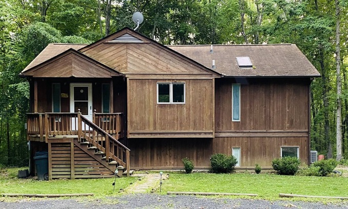 Livingston Cabin | Private cabin with high speed WiFi, firepit, and waterfront at Lake Anna!