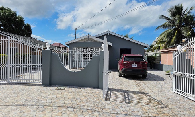 Montego Bay House | PRIVATE VACATION RENTAL nSpacious 2 Bedroom Retreat Near the Beachn