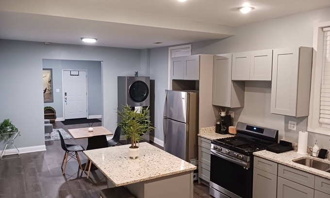 Little Village Apartment | Private villa in a vintage Chicago neighborhood - 10 minutes from downtown