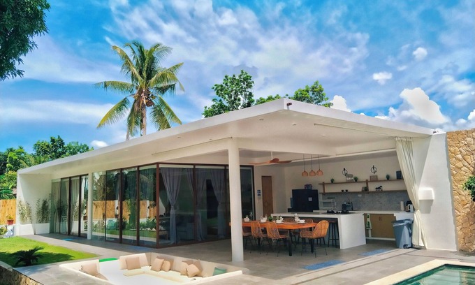Basdiot Villa | Private Villa in Moalboal with Pool, Jacuzzi, BBQ & Gym