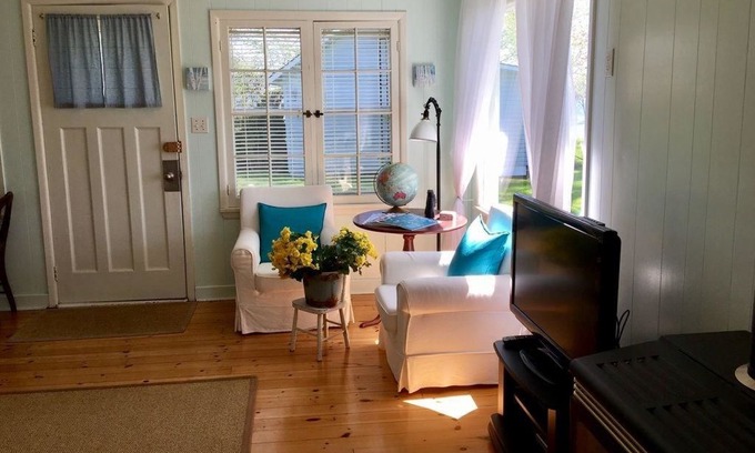 Waupoos Cabin | Private Waterfront Cottage- cozy charmer in relaxed Waupoos PRINCE EDWARD COUNTY