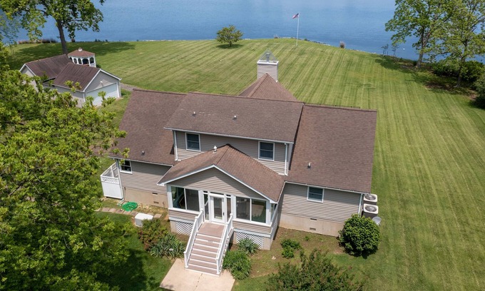 Deale Beach House | Private Waterfront Home w/Pier and 2+ Acres!