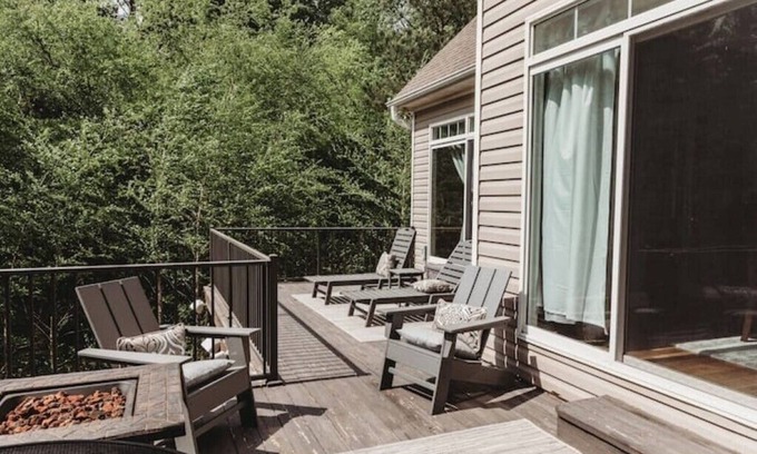 Bracey House | Private Waterfront Lake Gaston Getaway w6 bedrooms