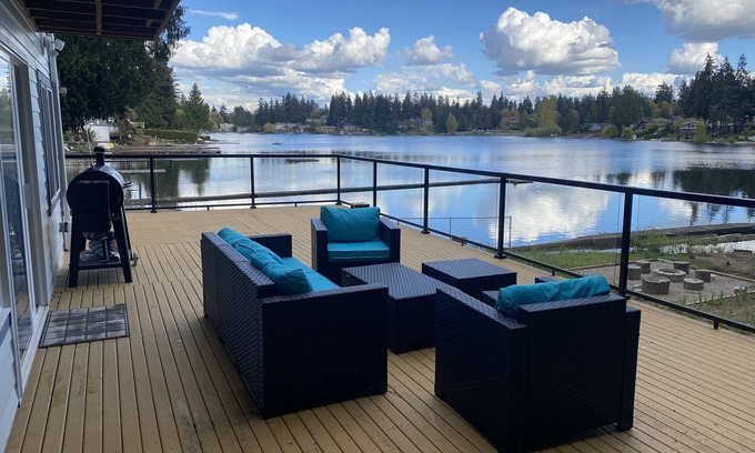Federal Way House | Private waterfront houses, low dock