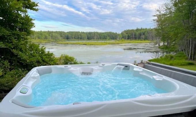 Mont Vernon House | Private Waterfront, Spa Hot Tub, King bed, Yoga, Gym, Kayaks, and more.