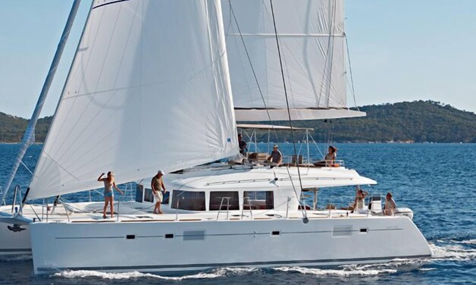 Flag Hill Boat Rental | Private Yacht with Captain and Chef for up to 6 Guests