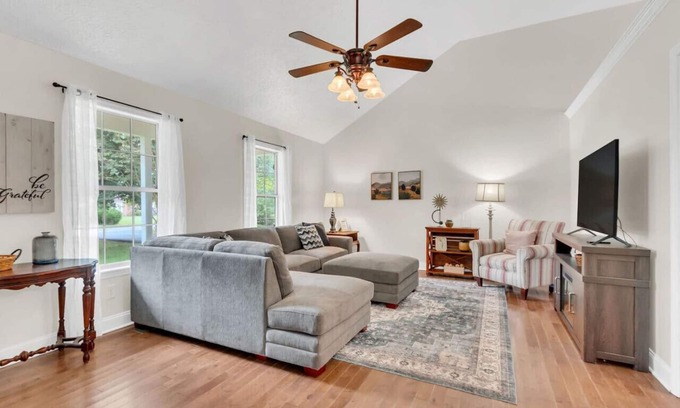 Spring Hill House | Private Yard · 3BR Home · Safe & Quiet Block