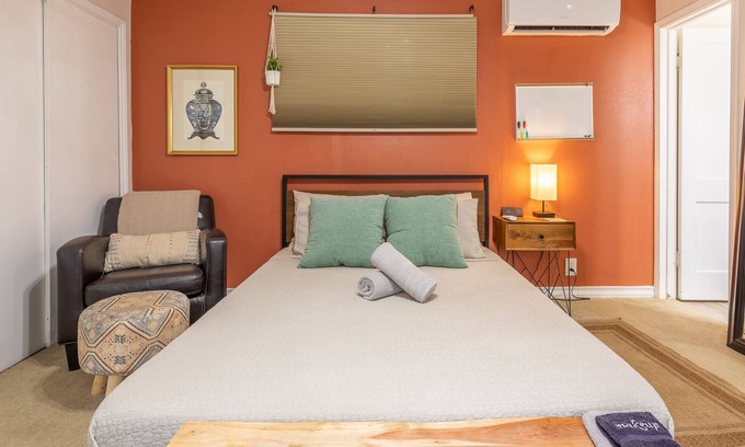 Midland House | Private Yard and entrance - BBQ - Walk to DT - Desk
