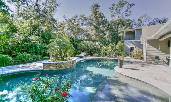 Ormond Beach House | Private yet close to everything, Six bedrooms 4 bathrooms sleeps 14