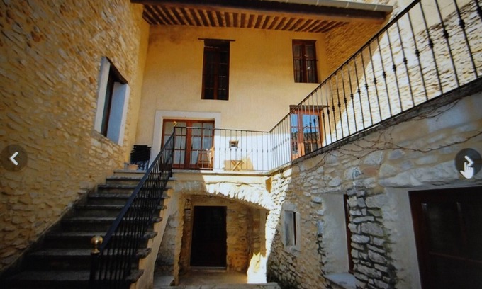 Saint-Laurent-des-Arbres House | Proche Avignon Grande Maison calme en pierres avec cour intérieure,10 personnes