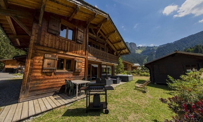 Les Prodains Ski Chalet | Prodains gondola at 500m offering direct access to the heart of Avoriaz