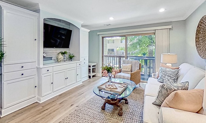 Hilton Head Island House | Professionally decorated 2-story townhouse with balcony, pool, deck & W/D