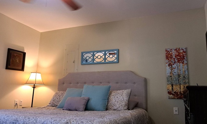 Florence Apartment | Professionals Welcome. King Bed With Pool Access