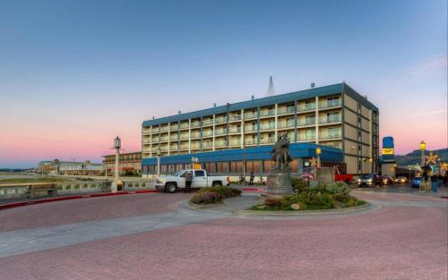 Seaside Gilbert District Hotel | Promenade Inn & Suites Oceanfront