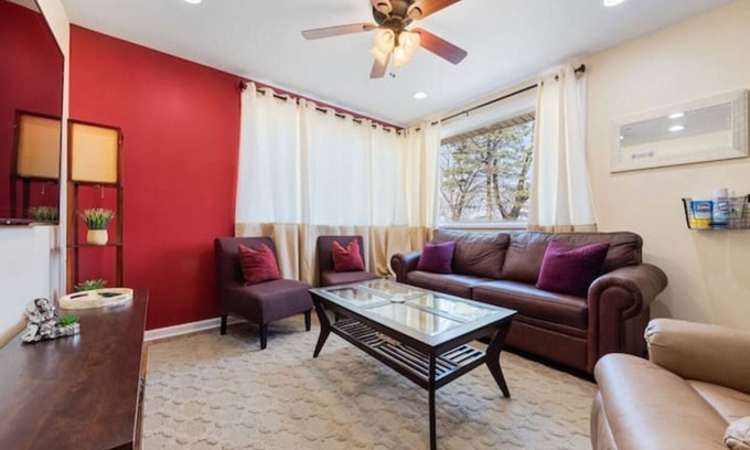 Lisle House | PROMO 15% MONTHLY DISCOUNT!nCozy House, Close to Benedictine & North Central