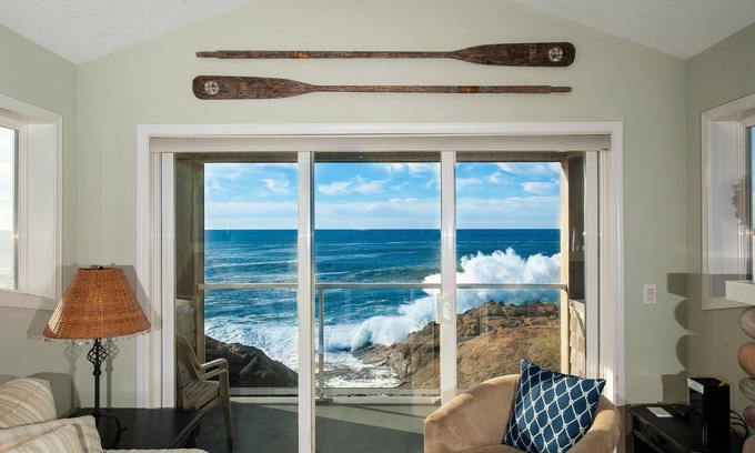 Depoe Bay Condo | Promo! Beautiful Top Floor Oceanfront Condo - Indoor Pool/Hot Tub/Wifi & HDTV!