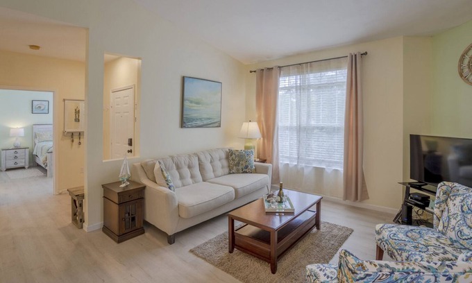 Clearwater Condo | PROMO PRICES- POOL VIEW - CLEARWATER BEACH - FREE WI-FI/PARKING