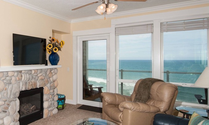 Lincoln City Condo | Promo! Top Floor Condo-Oceanfront, HDTV, Private Hot Tub, Indoor Pool, Wifi!