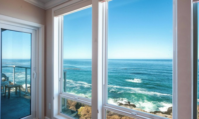 Depoe Bay Condo | Promo! Top Floor, Corner Oceanfront Condo - Indoor Pool/Hot Tub/Wifi and HDTV!
