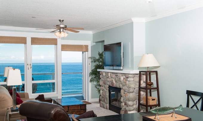 Lincoln City Condo | Promo! Top Floor Oceanfront Condo, Private Hot Tub, Pool, Wifi and Much More!