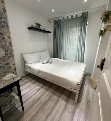 Tower Hamlets House | Property Near Canary Wharf
