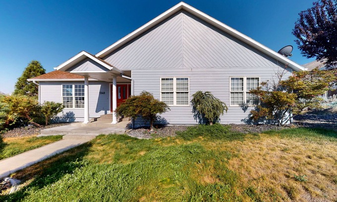 Prosser House | Prosser Paradise | 2-story house near Prosser with large deck, streaming, W/D