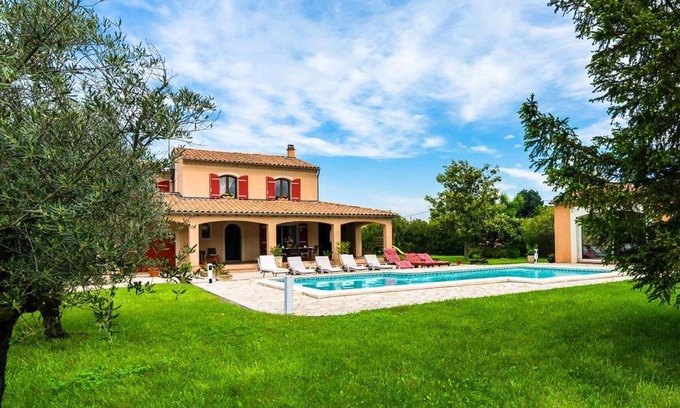 Althen-des-Paluds House | Provençal Villa with Private Pool, A/C, WiFi, Kids' Play Area, Ping-Pong, & Foosball
