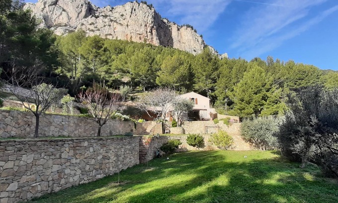 Toulon House | Provencal villa perched in the hills