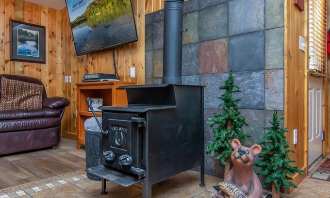 Sundance House | Provo Riverside Cabin #3 - Provo Canyon - Private Hot Tub - Rent all 3 Cabins