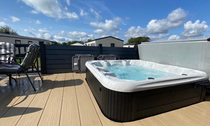 South Cerney House | Puddleducks, Dog Friendly Hot Tub Lodge