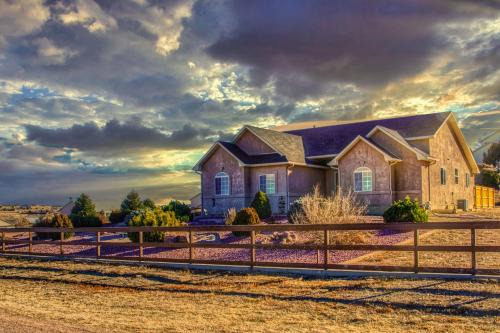 Pueblo West House | Pueblo Five Star Pikes Peak View Home with Hot Tub