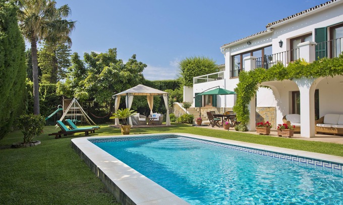 Guadalmina Apartment | Puerto Banus Private pool and garden. 200m of golf, restaurants and shops