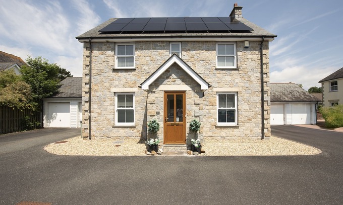 Lelant Cottage | Puffin Way is a spacious and detached four-bedroom holiday home in Cornwall