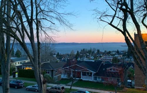 North End Apartment | Puget Sound View, Best Area, 2 Baths, 2 Bedrooms, WD, Jacuzzi Bath, New Carpet, Balcony, View, 925sf