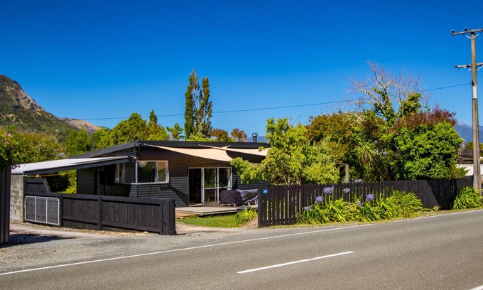 Pohara House | Pukeko Cottage - Pohara Holiday Home