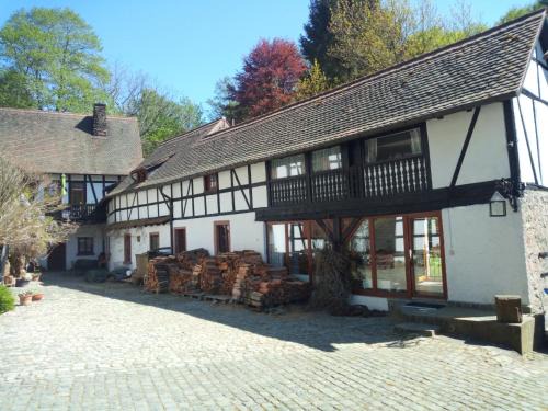 Seeheim-Jugenheim Apartment | Pulvermühle - 3 Zimmer Maisonette inkl Bad am Stettbach im NATURA 2000 Gebiet mit 12500 qm Garten