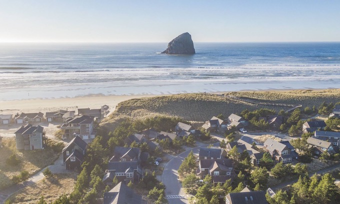 Kiwanda Shores House | Pura Vida #166 - Perfect beach house. Family friendly, HOTTUB, easy walk to beach