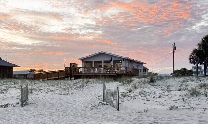 East End House | ~Pura Vida~ Beach Front Coastal Cottage~FREE EV Charger~Dog Friendly~