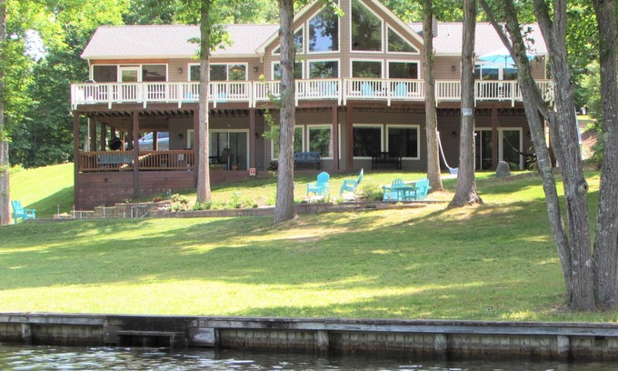 Mineral House | Pura Vida - Waterfront Luxurious Lakehouse-Mini Golf Course & Xfinity Internet
