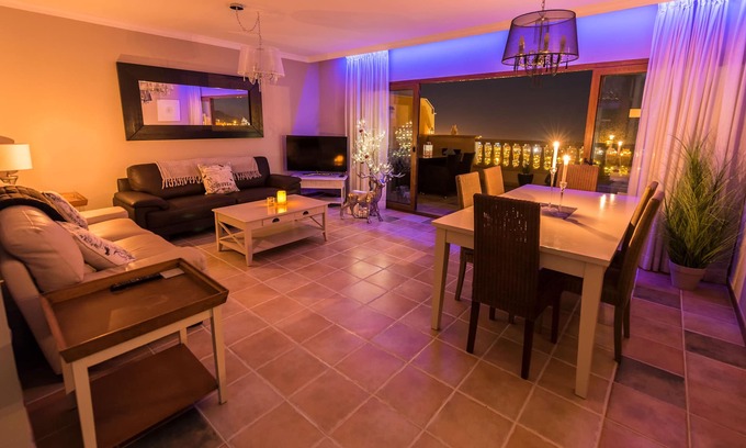 Caleta de Fuste Villa | Pure indulgence, Pool Table, Hot Tub, Amazing views, Free 300mb Wifi, Sky TV!