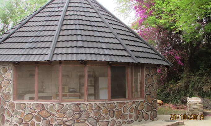 Thorny Bush Game Reserve Ski Chalet | Pure wilderness in Amanzimlotzi Riverside Bush Bungalow in Limpopo, Kruger Park