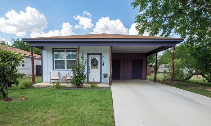 Fredericksburg House | Purple Sage - Minutes from downtown Fredericksburg - Fire pit and Large Yard