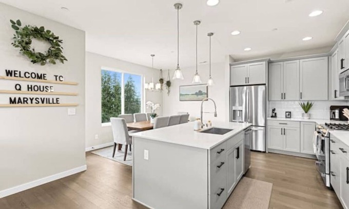 Everett House | Q House in Marysville 4BR, 3.5Bath + AC Amazing Views, Kid & Pet Friendly