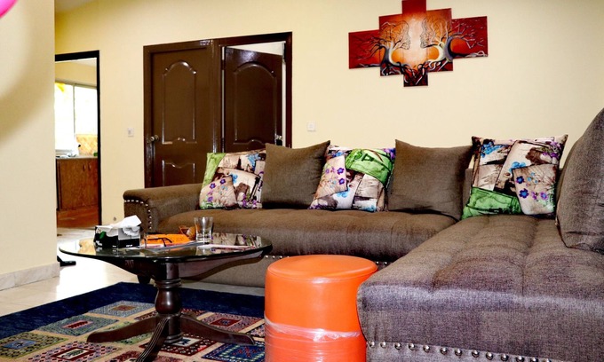 Bahria Town Villa | Qb's Elegant House Valley View Wifi, Car Park, Netflix
